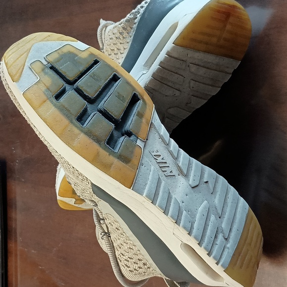 Nike Women's Beige Nike Air Sneakers Woman's Size 10 - Picture 5 of 13